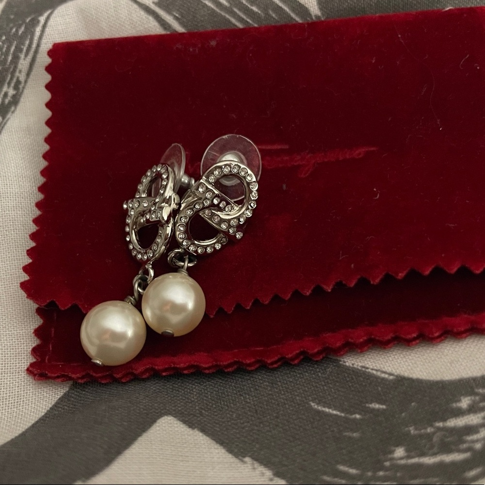 Authentic Ferragamo Pearl Bianchi earrings